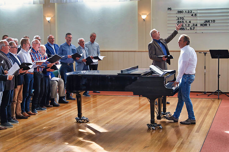 27 okt 2018 - Groot mannenkoor Midden Holland en gemengd koor Encore in de Geref.Kerk_35